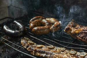 barbecue, grigliato salsicce e mucca carne , tradizionale argentino cucina foto