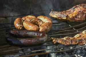 barbecue, grigliato salsicce e mucca carne , tradizionale argentino cucina foto