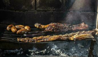 barbecue, grigliato salsicce e mucca carne , tradizionale argentino cucina foto