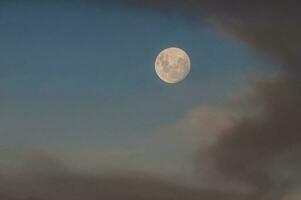 Luna nel un' cielo con nuvole, patagonia argentina foto