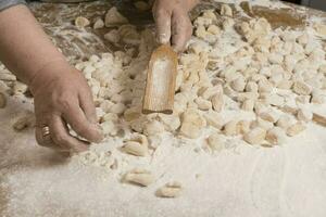 mani impasto Impasto per Gnocchi. foto