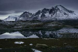 montagna paesaggio ambiente, torres del paine nazionale parco, patagonia, chile. foto