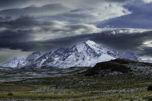 montagna paesaggio ambiente, torres del paine nazionale parco, patagonia, chile. foto