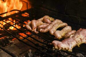 mucca viscere presentata su un' di legno tavola con ingredienti, pronto per griglia foto