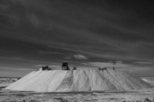 camion scarico crudo sale massa, salinas grandes de hidalgo, la pampa, argentina. foto