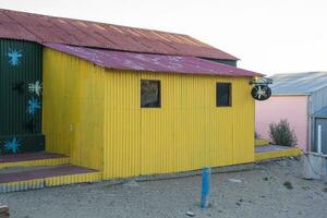 pittoresco tipico costruzione nel il cittadina di puerto piramidi, penisola Valdes, chubut Provincia, patagonia, argentina. foto