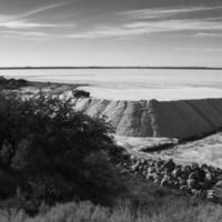 camion scarico crudo sale massa, salinas grandes de hidalgo, la pampa, argentina. foto