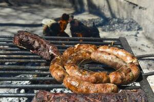 barbecue, grigliato salsicce , tradizionale argentino cucina foto