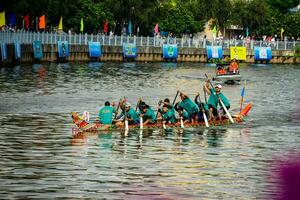 ho chi minh, viet nam - 23 aprile 2023 sfocato movimento di barca da corsa nel il tradizionale ngo barca da corsa Festival di khmer persone foto