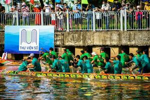 ho chi minh, viet nam - 23 aprile 2023 sfocato movimento di barca da corsa nel il tradizionale ngo barca da corsa Festival di khmer persone foto