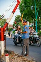 ho chi minh, viet nam - 8 aprile 2023 incredibile Visualizza di treno passaggio attraverso un' stretto strada, il Hanoi vecchio trimestre. azione foto