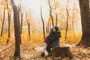 madre e sua poco figlia nel autunno parco nel autunno stagione. foto