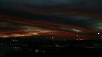 cielo drammatico colorato con nuvole al tramonto. tramonto nel lago foto