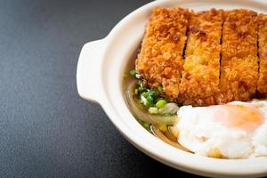 cotoletta di maiale fritta giapponese con zuppa di cipolle e uova foto