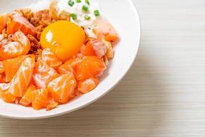 riso giapponese con salmone fresco crudo e uova foto