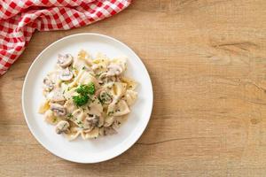 Farfalle con salsa di panna bianca ai funghi - Italian food style foto