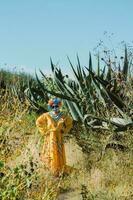 messicano donna nel colorato vestito e cranio trucco nel il messicano deserto foto