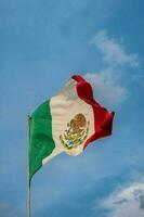 il messicano bandiera vola alto contro il cielo, simboleggiante nazionale orgoglio durante il evento. foto