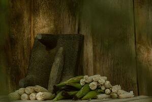 nel il rustico cucina, il di legno metate macina Mais, la creazione di cibo e abilità artistica foto