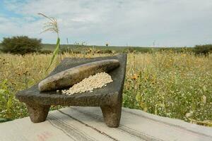 nel Messico, il metate è un' simbolo di tradizione, collegamento persone con natura e cibo foto