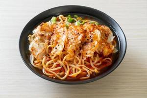 noodles ramen con gyoza o gnocchi di maiale - stile cibo asiatico