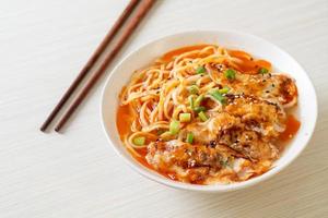 noodles ramen con gyoza o gnocchi di maiale - stile cibo asiatico foto