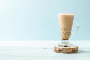 tè al latte di taiwan con bollicine - popolare bevanda asiatica foto