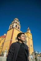 un' uomo cattura un' autoscatto nel davanti di un' bellissimo Chiesa nel guanajuato, Messico foto