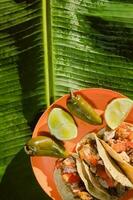il messicano Carnitas tacos, sormontato con verde ingredienti, siamo un' di base cibo nel messicano cucina foto
