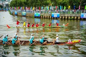 ho chi minh, viet nam - 23 aprile 2023 sfocato movimento di barca da corsa nel il tradizionale ngo barca da corsa Festival di khmer persone foto