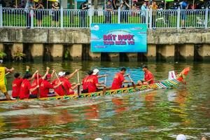 ho chi minh, viet nam - 23 aprile 2023 sfocato movimento di barca da corsa nel il tradizionale ngo barca da corsa Festival di khmer persone foto