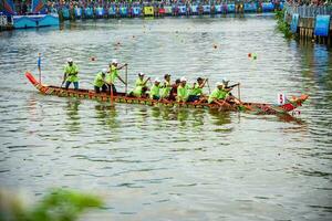 ho chi minh, viet nam - 23 aprile 2023 sfocato movimento di barca da corsa nel il tradizionale ngo barca da corsa Festival di khmer persone foto