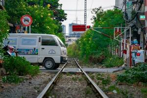 ho chi minh, viet nam - 8 aprile 2023 incredibile Visualizza di treno passaggio attraverso un' stretto strada, il Hanoi vecchio trimestre. azione foto