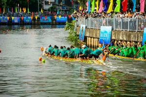 ho chi minh, viet nam - 23 aprile 2023 sfocato movimento di barca da corsa nel il tradizionale ngo barca da corsa Festival di khmer persone foto