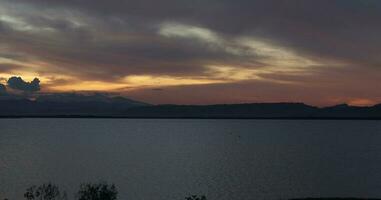 tramonto sul lago foto