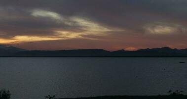 tramonto sul lago foto