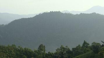 Visualizza di il montagne a partire dal il superiore di il collina foto