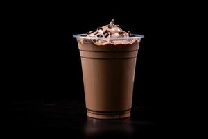 cioccolato frappè nel plastica porta via tazza isolato su nero sfondo. ai generato foto