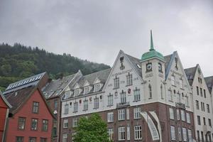 architettura classica di bryggen nella città di bergen in norvegia foto