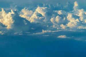 bellissimo Visualizza di un terra e cielo - sorprendente cielo con nuvole foto