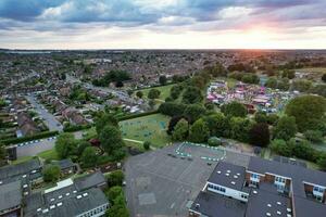 maggior parte bellissimo alto angolo metraggio di settentrionale luton cittadina di Inghilterra UK residenziali. il metraggio era catturato durante tramonto con di droni telecamera su giugno 29, 2023 foto