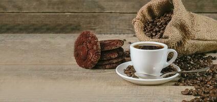 fresco caffè. un' tazza di fresco aromatico caffè. caffè biscotti. cereali su un' di legno sfondo. copia spazio. bandiera foto