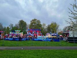 alto angolo Visualizza di Locale pubblico carnevale e pubblico luna park tenuto per eid Festival di musulmano Comunità a guerra pubblico parco di luton città di Inghilterra UK su aprile 23, 2023 foto