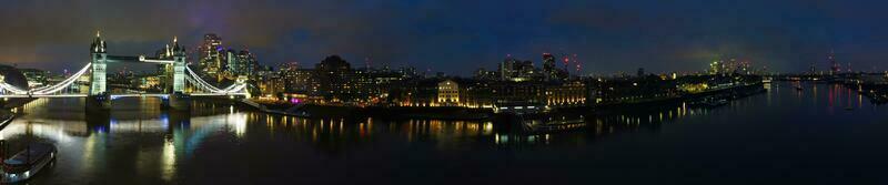 alto angolo Visualizza di fiume Tamigi a Londra ponte, centrale Londra capitale città di Inghilterra grande Gran Bretagna UK, maggior parte attraente turista attrazione posto catturato su giugno 08, 2023 foto