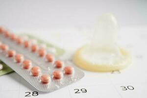 gravidanza test per femmina su calendario, ovulazione giorno. foto