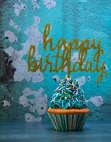 contento compleanno Cupcake con blu glassatura e spruzzatori foto