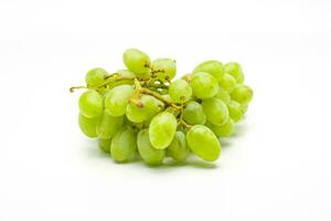 verde uva isolato. realistico verde uva su un' bianca sfondo. foto