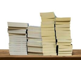 pila di libri bugie su di legno tavolo isolato su bianca sfondo. foto