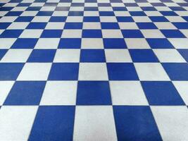simmetrico blu e bianca piastrella pavimentazione con griglia struttura nel prospettiva Visualizza per permanente piastrelle pavimento sfondo rosso bianca piazza fatto di ceramica Materiale per pavimentazione foto