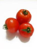 pomodori su uno sfondo bianco foto